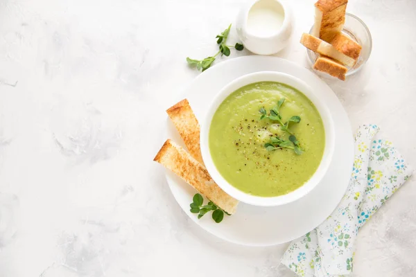 Grön grädde grönsaks soppa broccoli, ärtor, zucchini, spenat) — Stockfoto