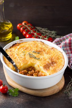 Kahverengi bir kabuk ile Çoban pasta, yeşil pe ile et domates güveç