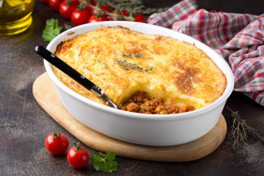 Kahverengi bir kabuk ile Çoban pasta, yeşil pe ile et domates güveç