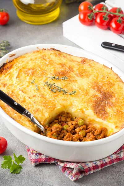 Kahverengi bir kabuk ile Çoban pasta, yeşil pe ile et domates güveç — Stok fotoğraf