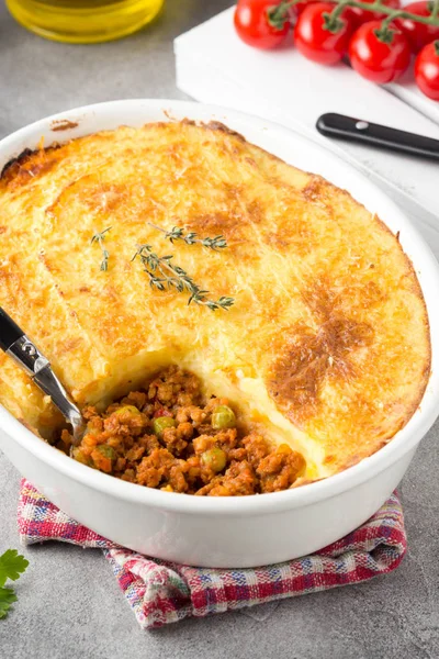 Shepherds pie with a brown crust, meat tomato stew with green pe — Stock Photo, Image