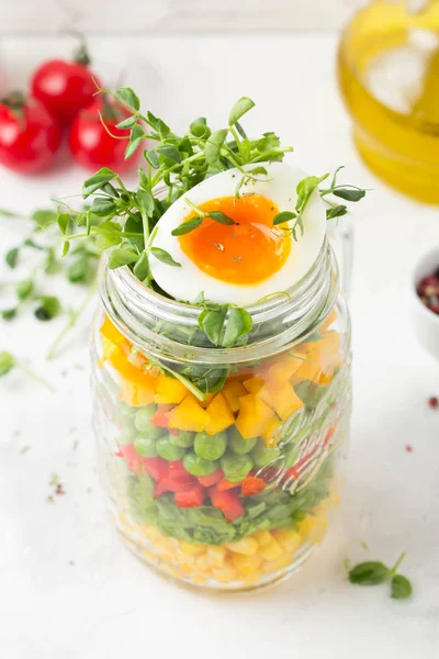 Čerstvý salát ve sklenici s měkkými vařenými vejci, tekutý žloutek. Kukuřice, bla — Stock fotografie