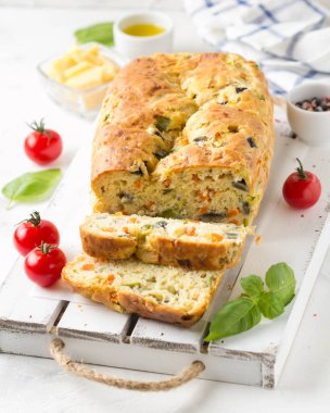 Sebze (kabak, patlıcan, havuç, domates) ve peynir ile Snack kek. Lezzetli bir öğle yemeği, yemek, sağlıklı pişirme