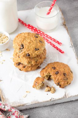 Çikolata ve muz ile ev yapımı yulaf ezmesi çerezleri, bir gl süt