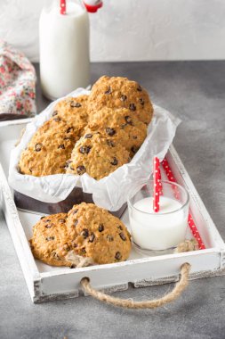 Çikolata ve muz ile ev yapımı yulaf ezmesi çerezleri, bir gl süt