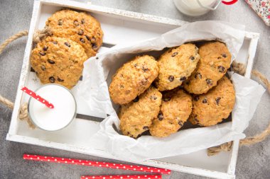 Çikolata ve muz ile ev yapımı yulaf ezmesi çerezleri, bir gl süt