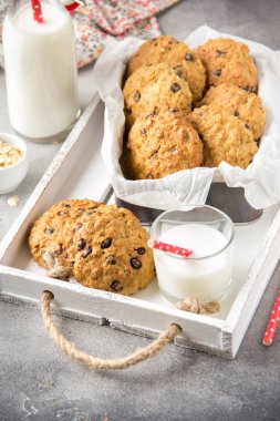 Çikolata ve muz ile ev yapımı yulaf ezmesi çerezleri, bir gl süt