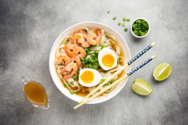 Buğday şehriyeli Japon çorbası, kızarmış karides, haşlanmış yumurta 