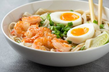 Buğday şehriyeli Japon çorbası, kızarmış karides, haşlanmış yumurta 