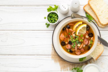 Sığır eti, tavuk, sosis, l ile geleneksel Rus çorbası Solyanka