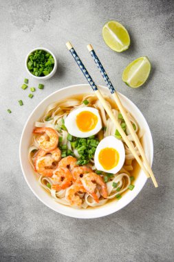 Buğday şehriyeli Japon çorbası, kızarmış karides, haşlanmış yumurta 