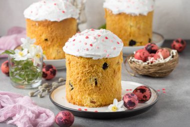 Krema ve pembe serpinti, kurutulmuş meyve ve olabilir ile Paskalya kek