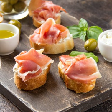 Serrano jambonlu tost (jamon, prosciutto crudo, hamon), traditi