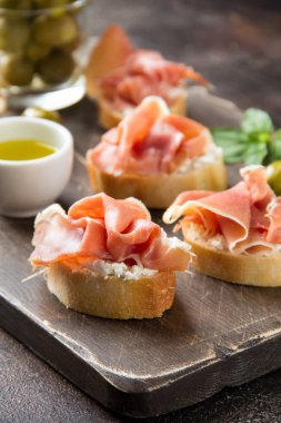 Serrano jambonlu tost (jamon, prosciutto crudo, hamon), traditi