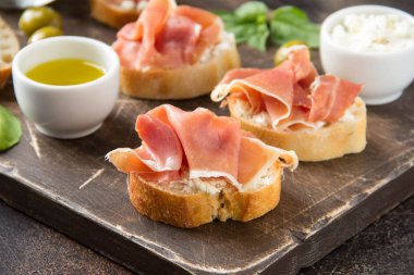 Serrano jambonlu tost (jamon, prosciutto crudo, hamon), traditi