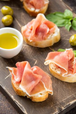 Serrano jambonlu tost (jamon, prosciutto crudo, hamon), traditi