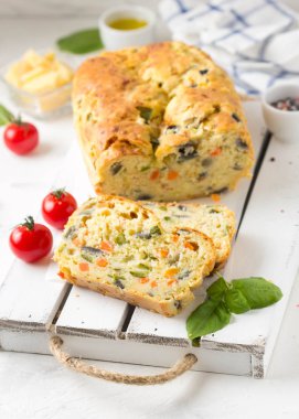 Sebze (kabak, patlıcan, havuç, domates) ve peynir ile Snack kek. Lezzetli bir öğle yemeği, yemek, sağlıklı pişirme