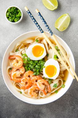 Buğday şehriyeli Japon çorbası, kızarmış karides, haşlanmış yumurta 