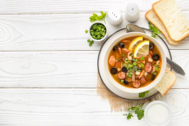 Sığır eti, tavuk, sosis, l ile geleneksel Rus çorbası Solyanka