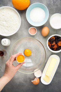 Krema, portakal, kurutulmuş fr ile paskalya kek pişirme için Madde