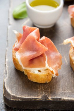 Serrano jambonlu tost (jamon, prosciutto crudo, hamon), traditi