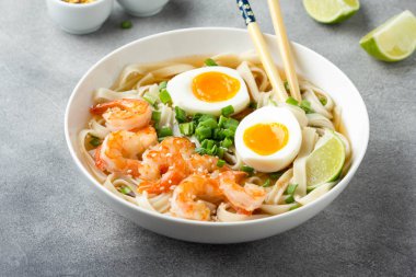 Buğday şehriyeli Japon çorbası, kızarmış karides, haşlanmış yumurta 