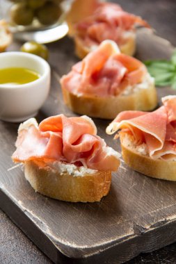 Serrano jambonlu tost (jamon, prosciutto crudo, hamon), traditi