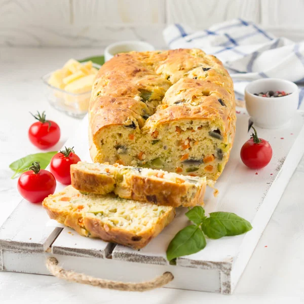 Snack Cake Met Groenten Courgette Aubergine Wortel Tomaat Kaas Een — Stockfoto