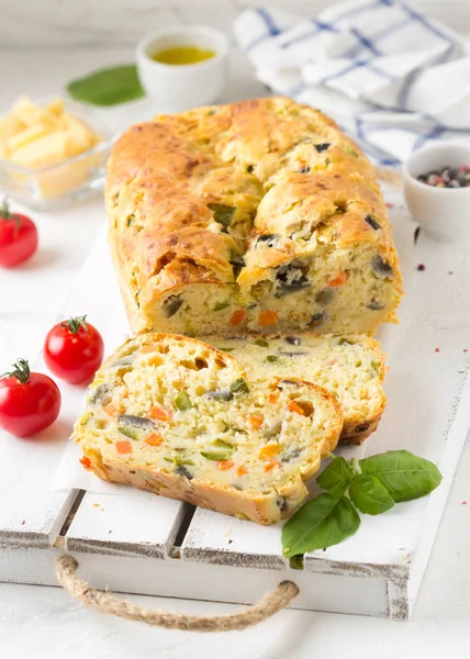 Snack Cake Met Groenten Courgette Aubergine Wortel Tomaat Kaas Een — Stockfoto