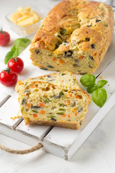 Snack Cake Met Groenten Courgette Aubergine Wortel Tomaat Kaas Een — Stockfoto