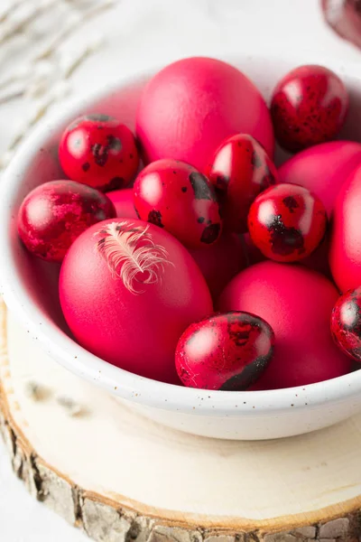 Painted chicken and quail eggs for easter, red, pink, burgundy i — Stock Photo, Image