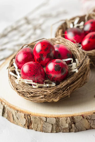 Painted chicken and quail eggs for easter, red, pink, burgundy i — Stock Photo, Image