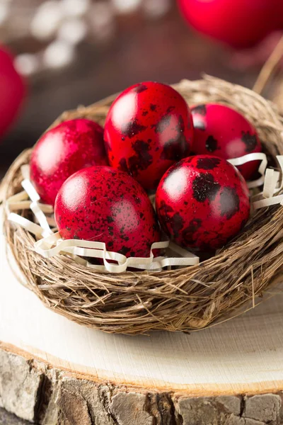 Painted chicken and quail eggs for easter, red, pink, burgundy i — Stock Photo, Image