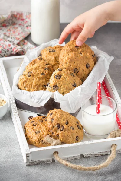 Biscoitos caseiros de aveia com chocolate e banana, leite em gl — Fotografia de Stock