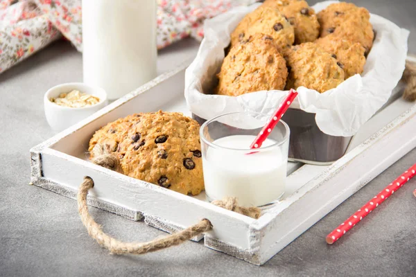 Домашнє вівсяне печиво з шоколадом і бананом, молоко в глянці — стокове фото