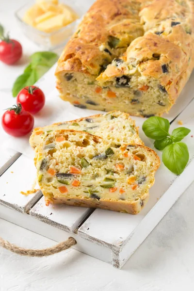 Snack Cake Met Groenten Courgette Aubergine Wortel Tomaat Kaas Een — Stockfoto
