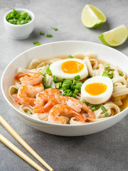 Sopa japonesa com macarrão de trigo, camarão frito, ovo macio — Fotografia de Stock