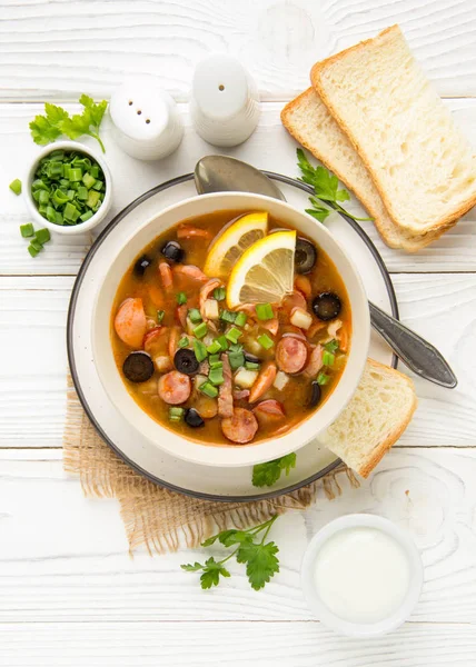 Traditional Russian soup Solyanka with beef, chicken, sausage, l — Stock Photo, Image