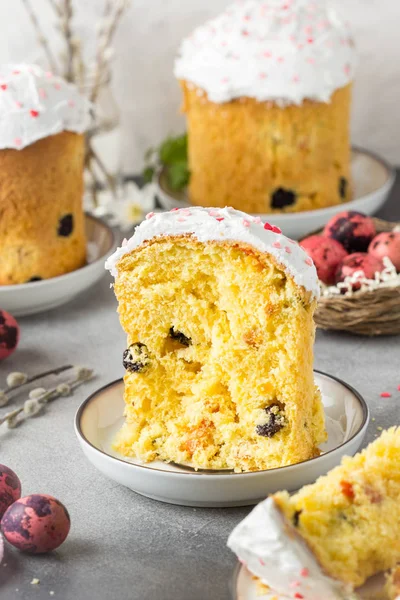 Pasteles de Pascua con glaseado y espolvoreos rosados, frutas secas y lata — Foto de Stock