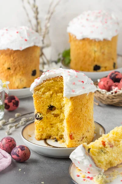 Pasteles de Pascua con glaseado y espolvoreos rosados, frutas secas y lata — Foto de Stock