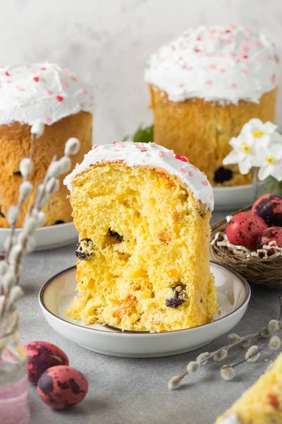 Pasteles de Pascua con glaseado y espolvoreos rosados, frutas secas y lata — Foto de Stock