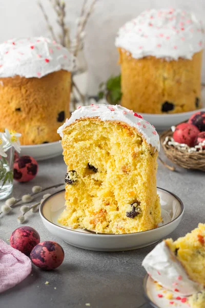 Pasteles de Pascua con glaseado y espolvoreos rosados, frutas secas y lata — Foto de Stock