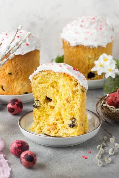 Pasteles de Pascua con glaseado y espolvoreos rosados, frutas secas y lata — Foto de Stock