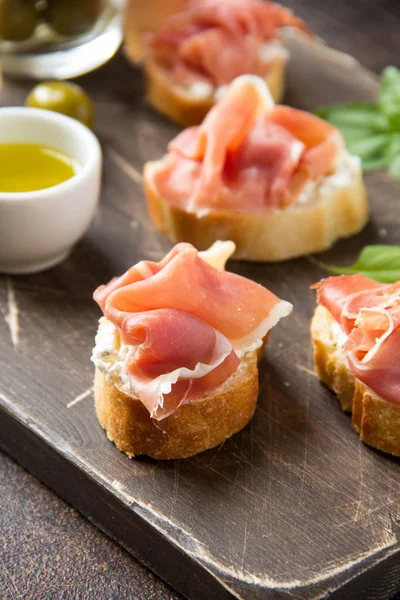 Toast with serrano ham (jamon, prosciutto crudo, hamon), traditi — Stock Photo, Image