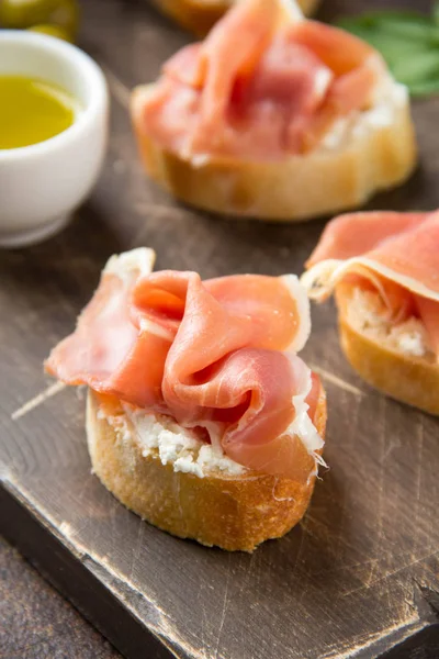 Toast with serrano ham (jamon, prosciutto crudo, hamon), traditi — Stock Photo, Image