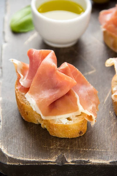 Toast with serrano ham (jamon, prosciutto crudo, hamon), traditi — Stock Photo, Image