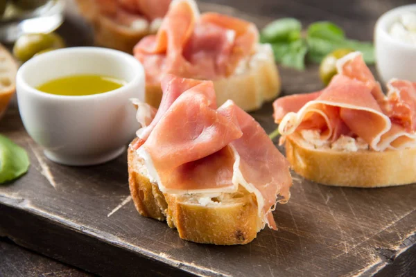 Toast with serrano ham (jamon, prosciutto crudo, hamon), traditi — Stock Photo, Image