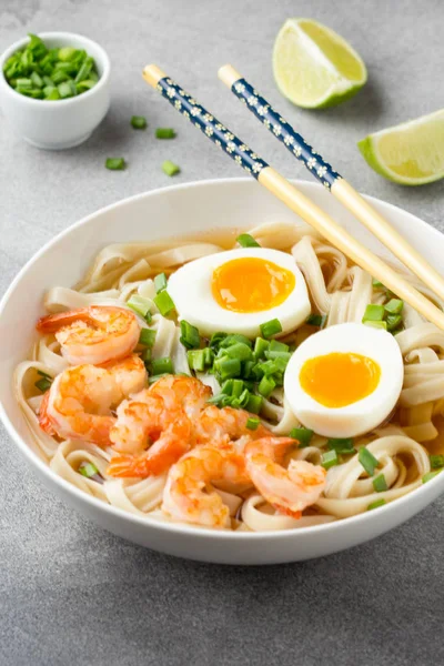 Japanische Suppe mit Weizennudeln, gebratenen Garnelen, weich gekochtem Ei — Stockfoto