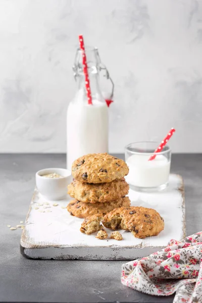 Домашнє вівсяне печиво з шоколадом і бананом, молоко в глянці — стокове фото