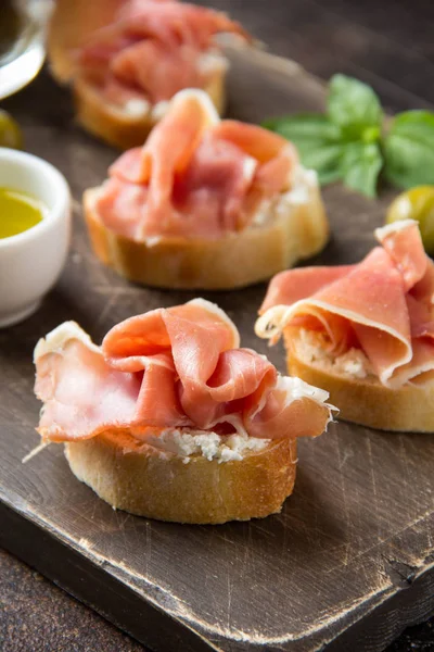 Toast with serrano ham (jamon, prosciutto crudo, hamon), traditi — Stock Photo, Image